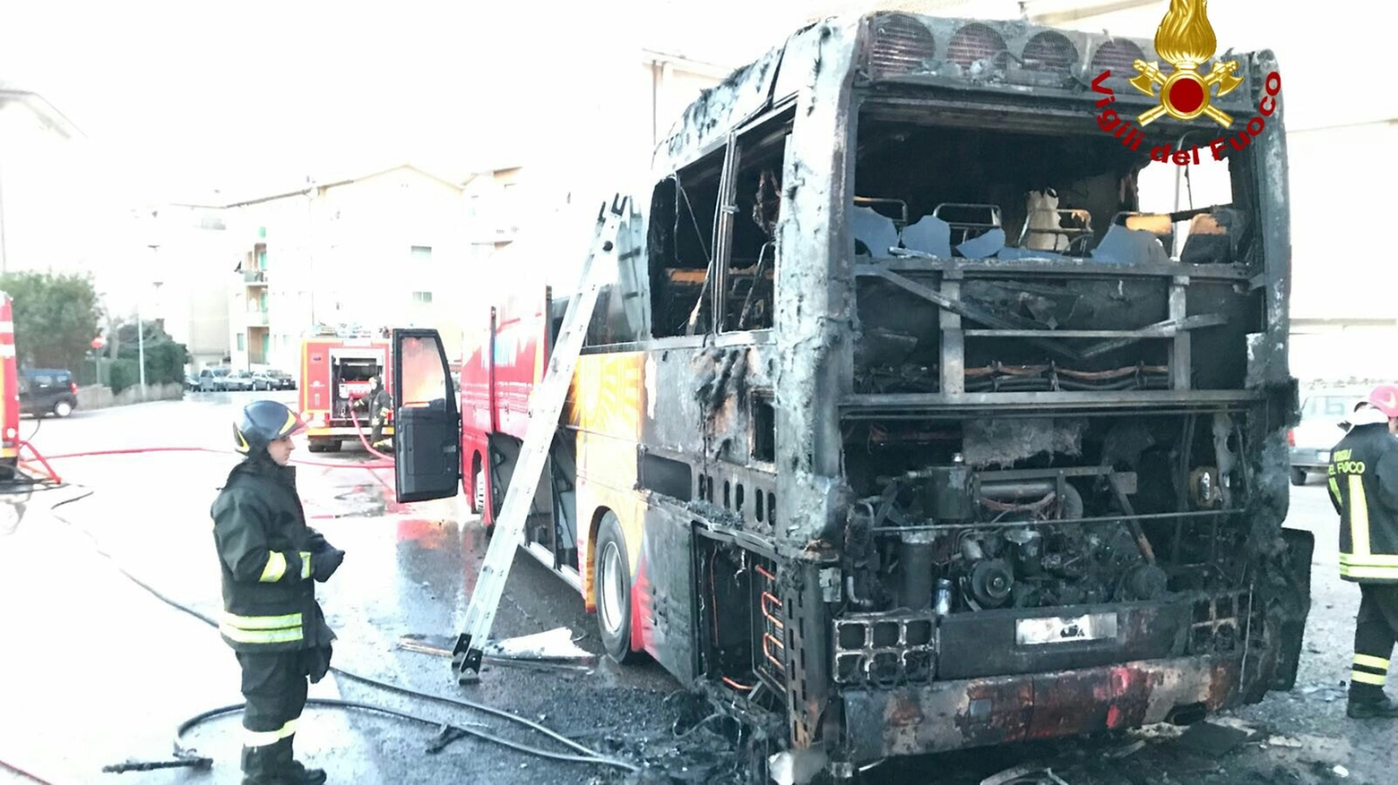 L'autobus semidistrutto dal fuoco