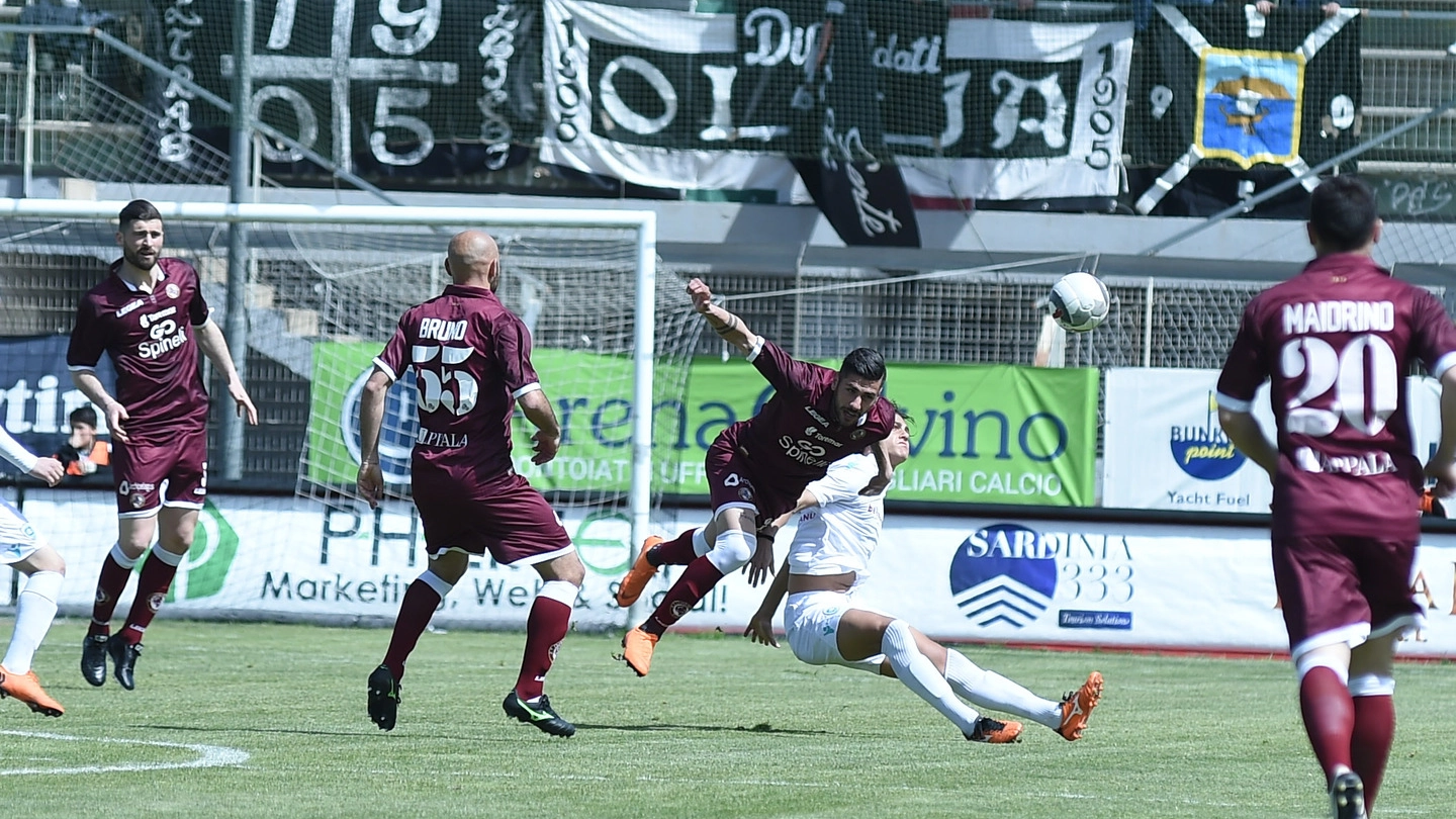 Olbia-Livorno, un'azione del match (foto Lapresse)