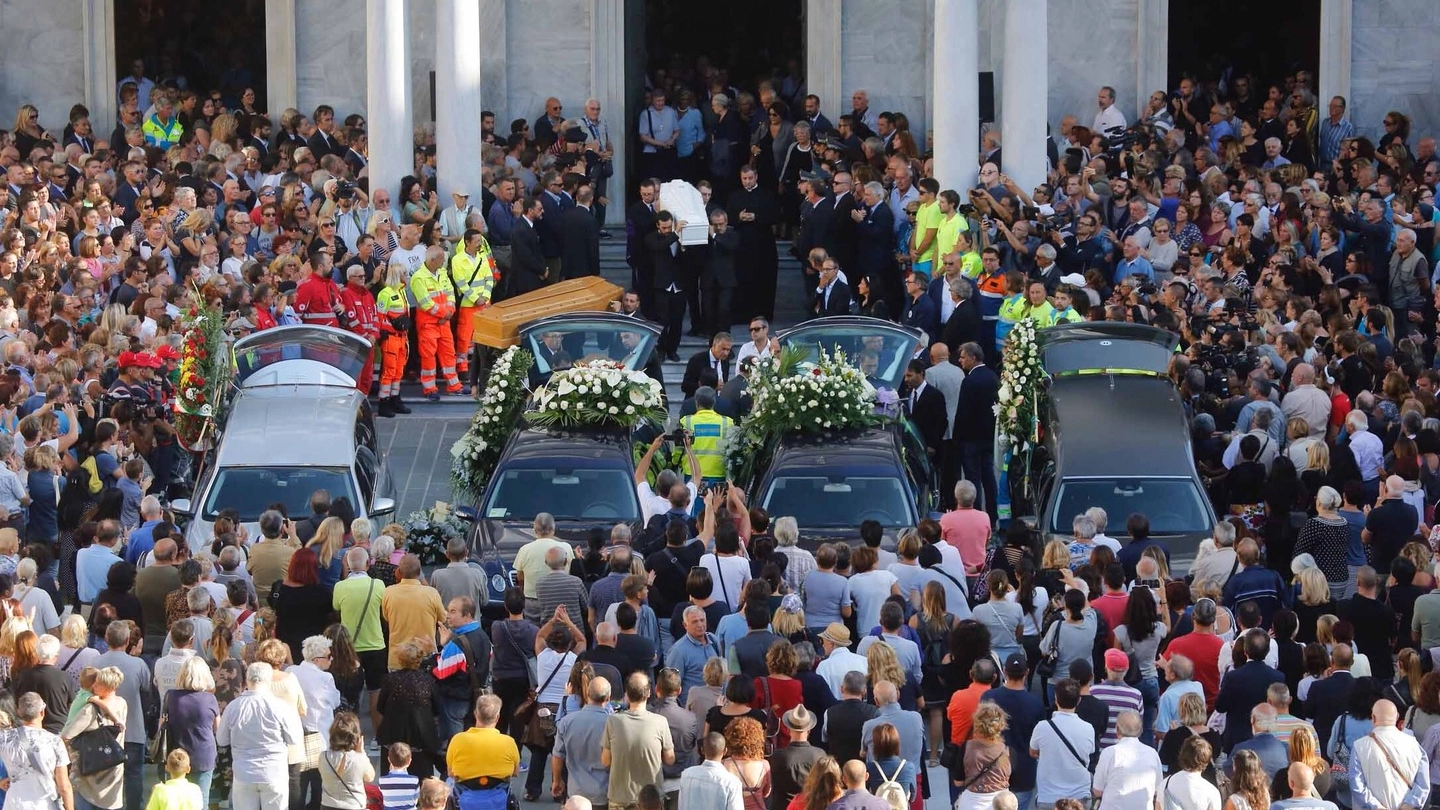 I funerali della famiglia Ramacciotti (foto Lapresse)