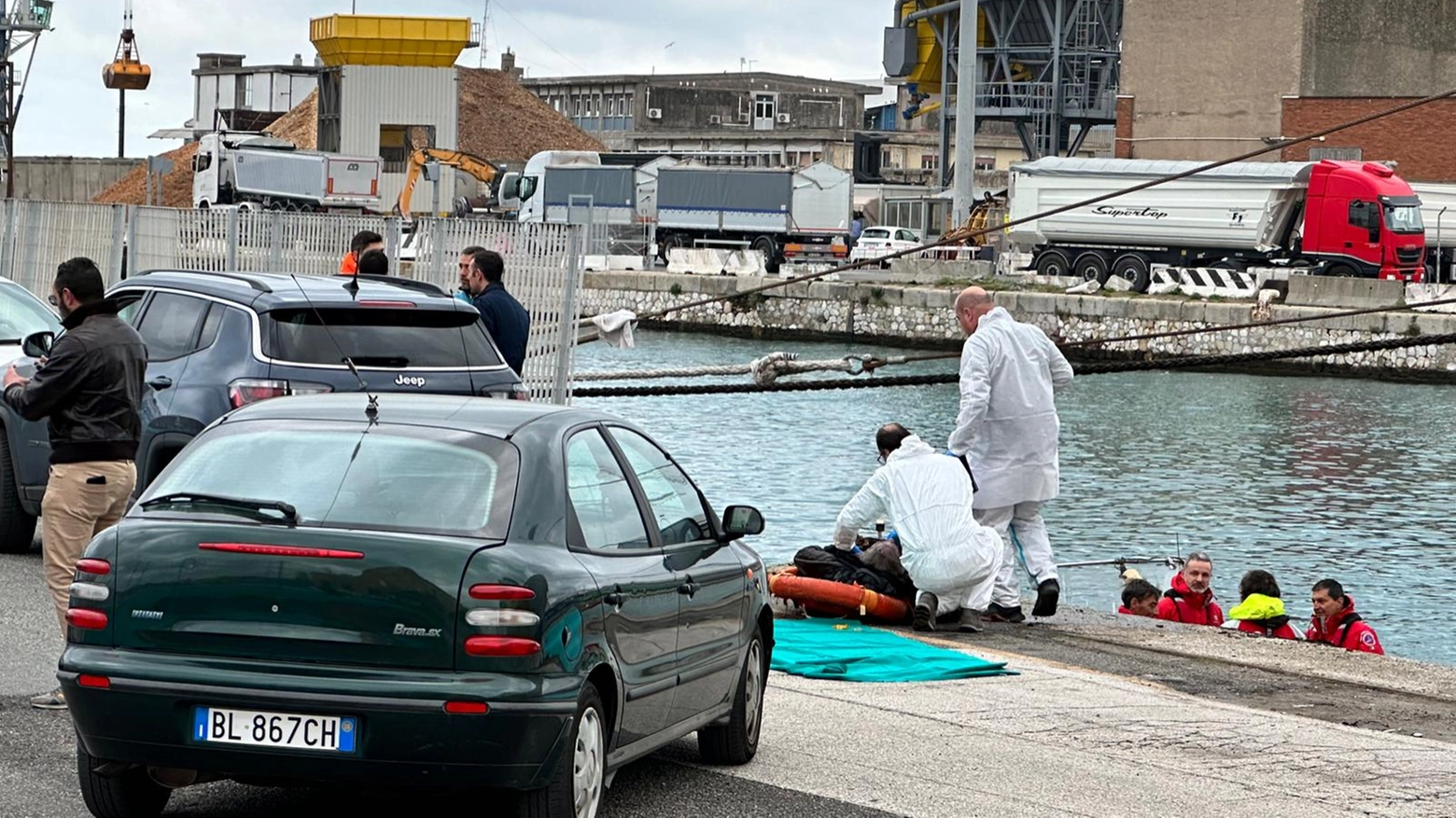 Il recupero del cadavere in porto (Foto Novi)