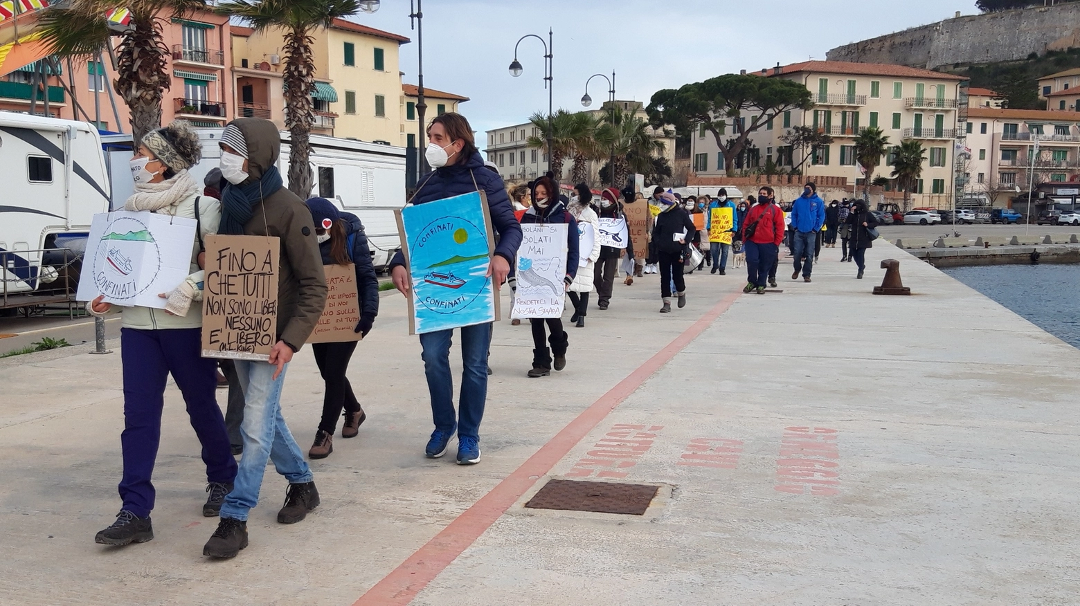 La manifestazione di Libera Scelta Elba contro il super green pass sui traghetti