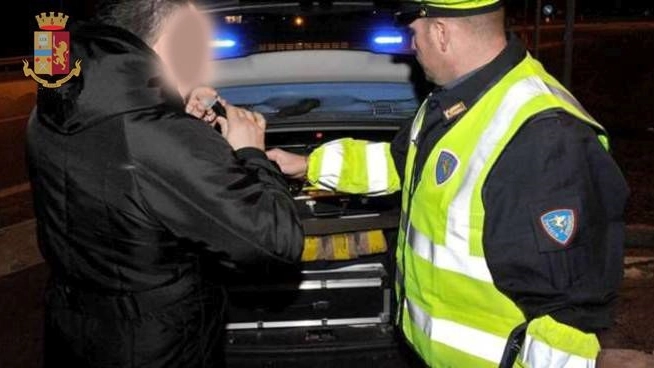 La polizia stradale sottopone un uomo all'etilometro