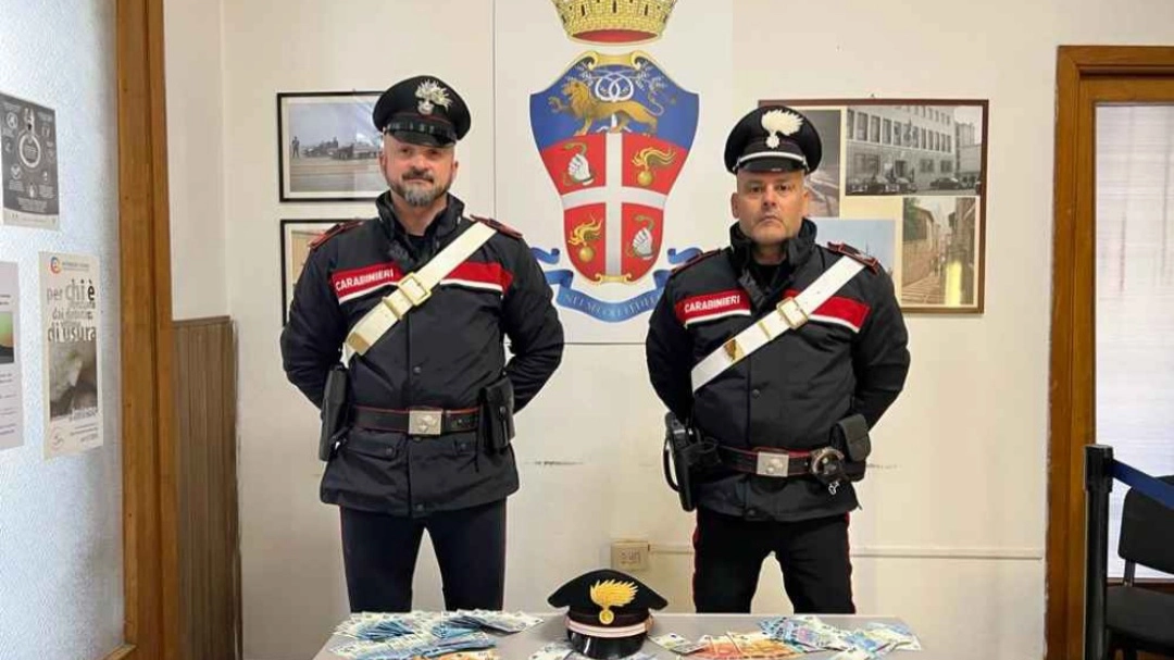 Carabinieri con la droga sequestrata 