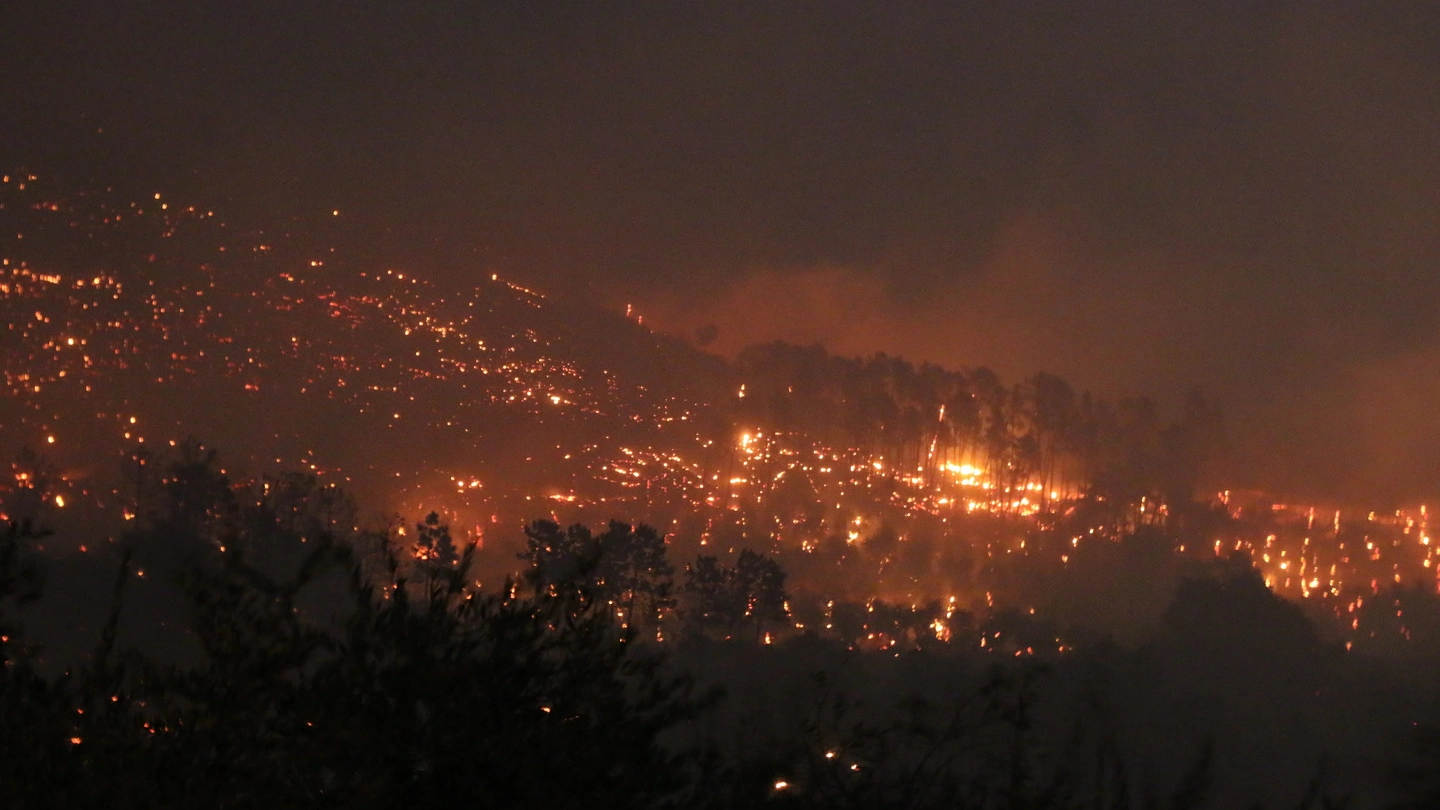 Calci, a fuoco il Monte Serra (foto Valtriani)