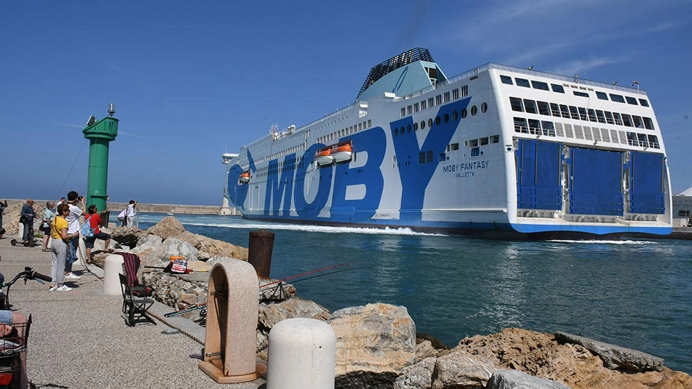 La Moby Fantasy entra in porto a Livorno (Foto Lanari)