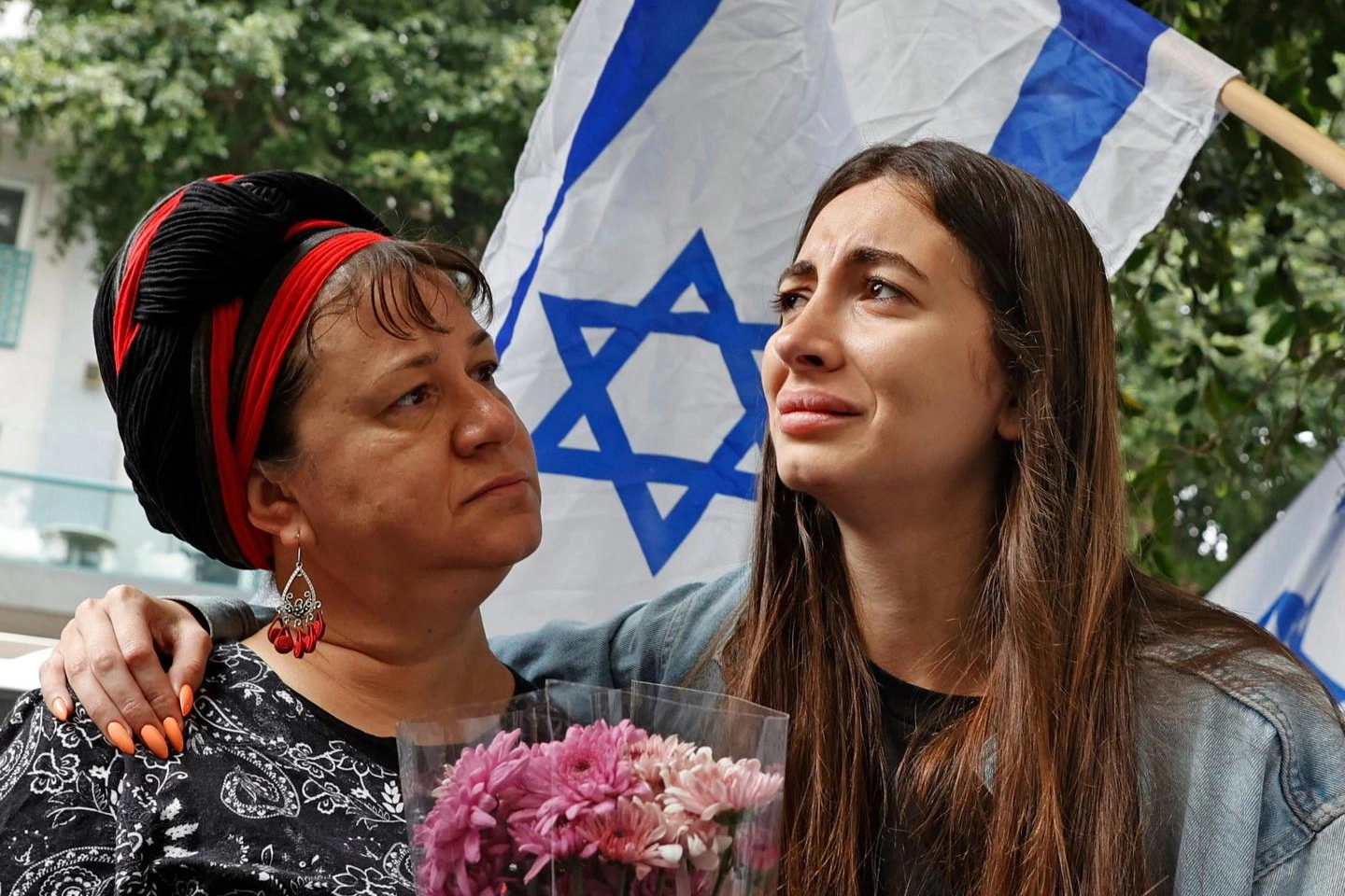 Lacrime per due giovani uccisi nell'attentato di Tel Aviv