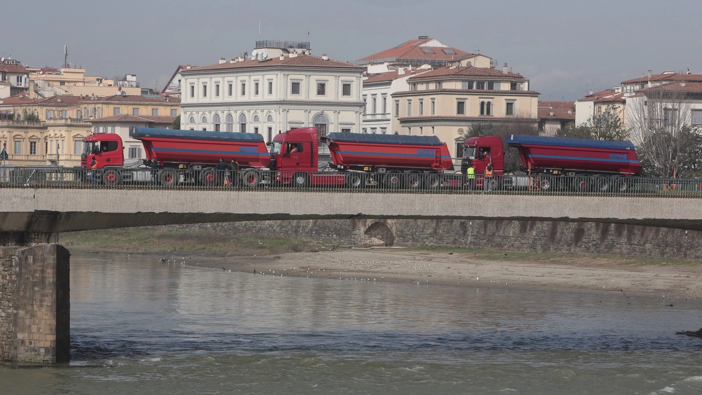 Una recente prova di carico sul ponte Vespucci a Firenze (foto Moggi/New Press Photo)