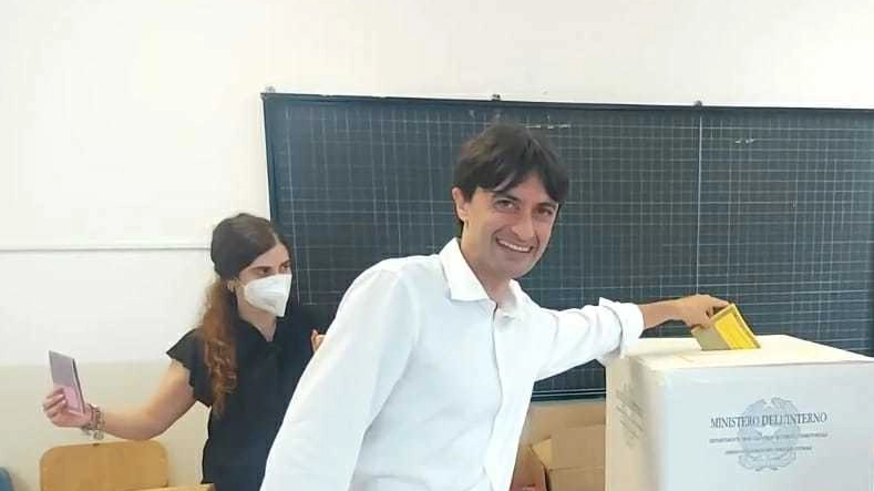 Manfredi Potenti mentre vota a Rosignano