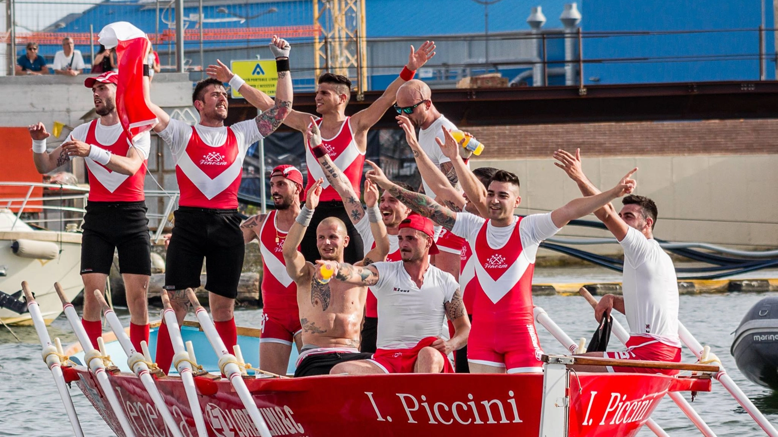L'esultanza del Venezia dopo la vittoria ad una Coppa Risiatori (Foto Novi)