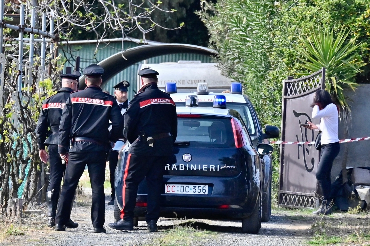 I carabinieri sul luogo del delitto (Foto Novi)