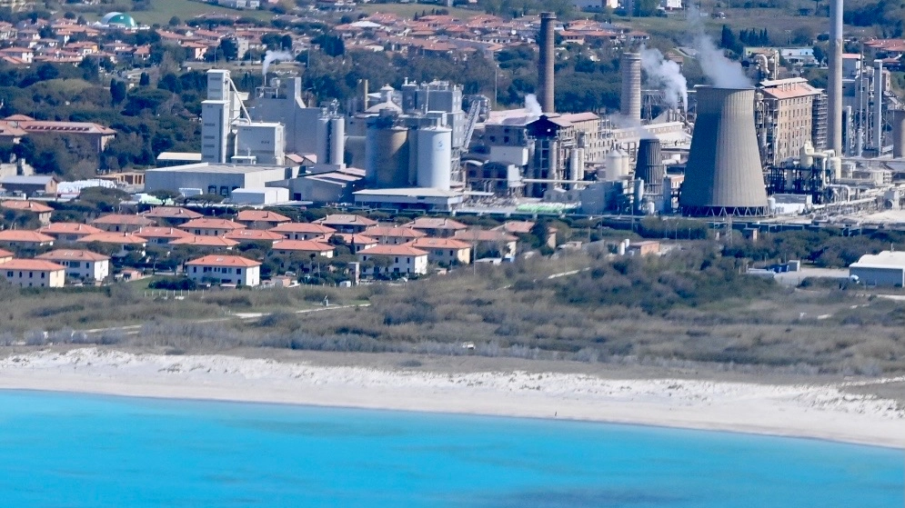 La fabbrica Solvay e le vicine "Spiagge Bianche", il cui colore è dato dagli scarti della lavorazione