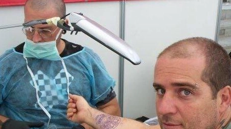 Francesco Montigiani mentre si faceva fare un tatuaggio (Foto da Facebook)