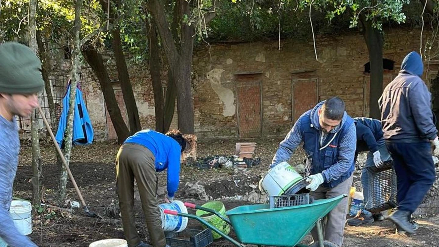 Volontari ripuliscono il parco a villa Maurogordato