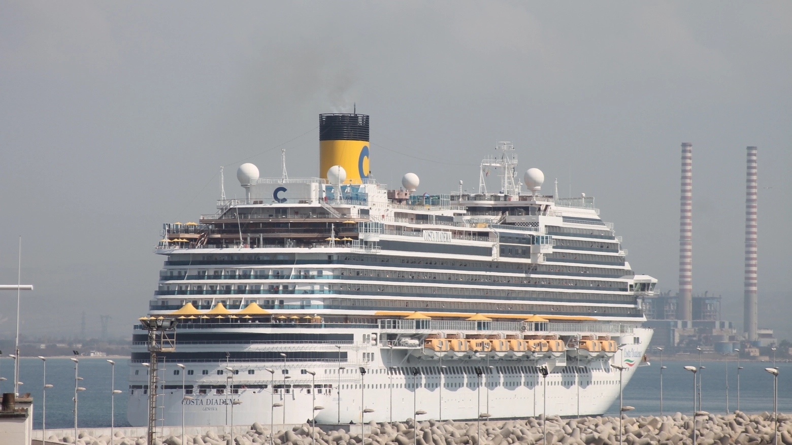 La Costa Diadema attraccata in porto a Piombino (foto Maila Papi)