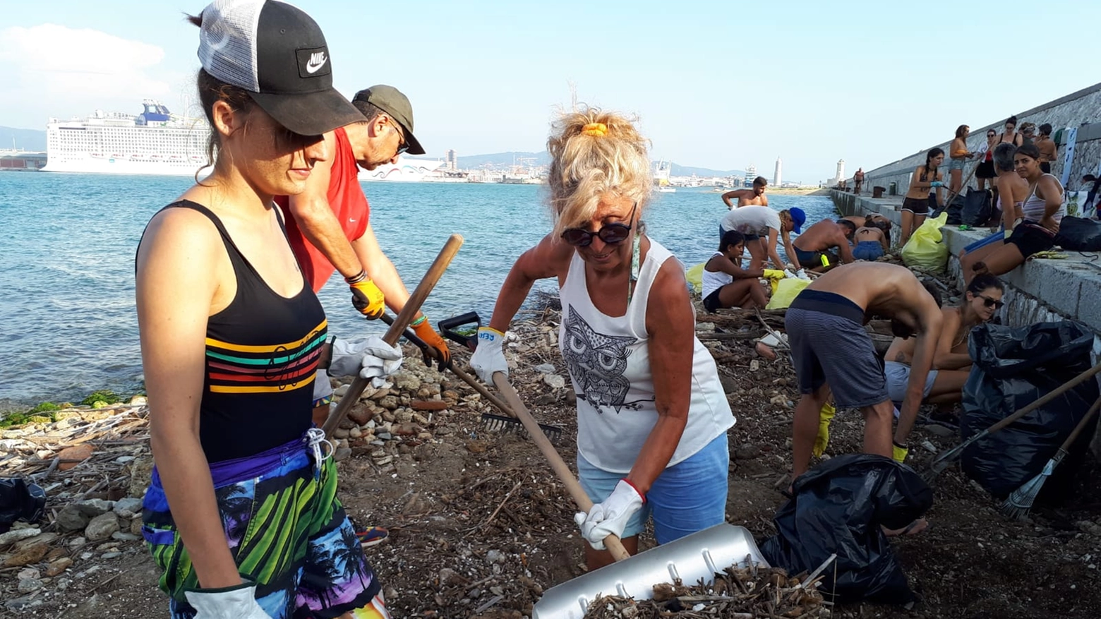 Volontari durante la raccolta di rifiuti al Molo Novo