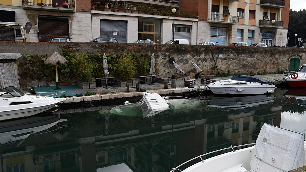 La barca affondata da una bomba carta in via della Madonna (Foto Lanari)