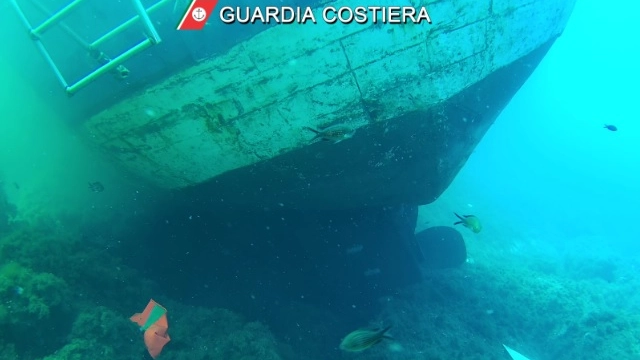 Il motopeschereccio Bora Bora incagliatosi all'isola di Montecristo