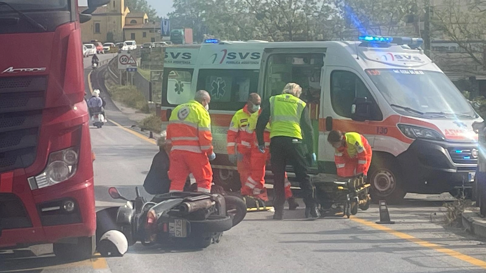 I soccorsi dopo l'incidente a Stagno (Foto Novi)