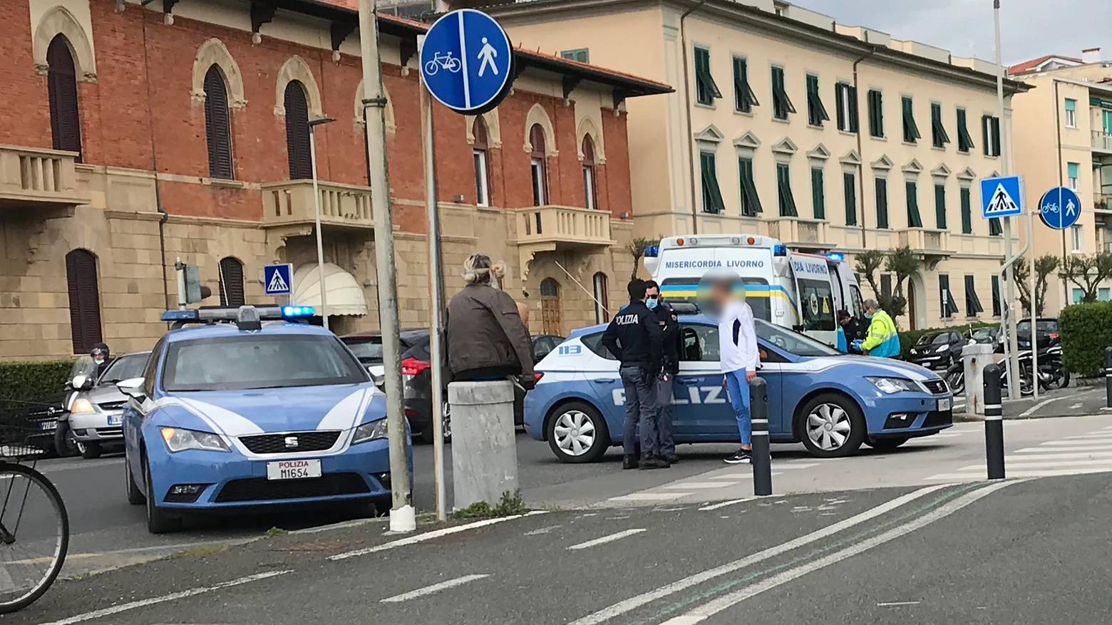La polizia e il giovane nel viale Italia (Foto Novi)
