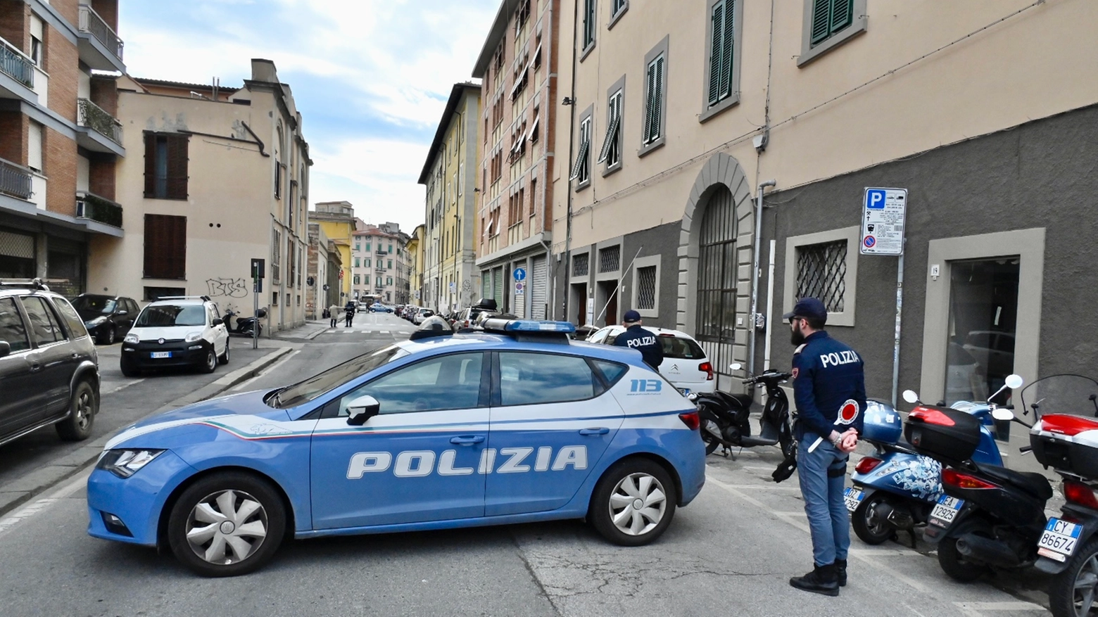 Zaino sospetto in San Marco a Livorno (Foto Novi)