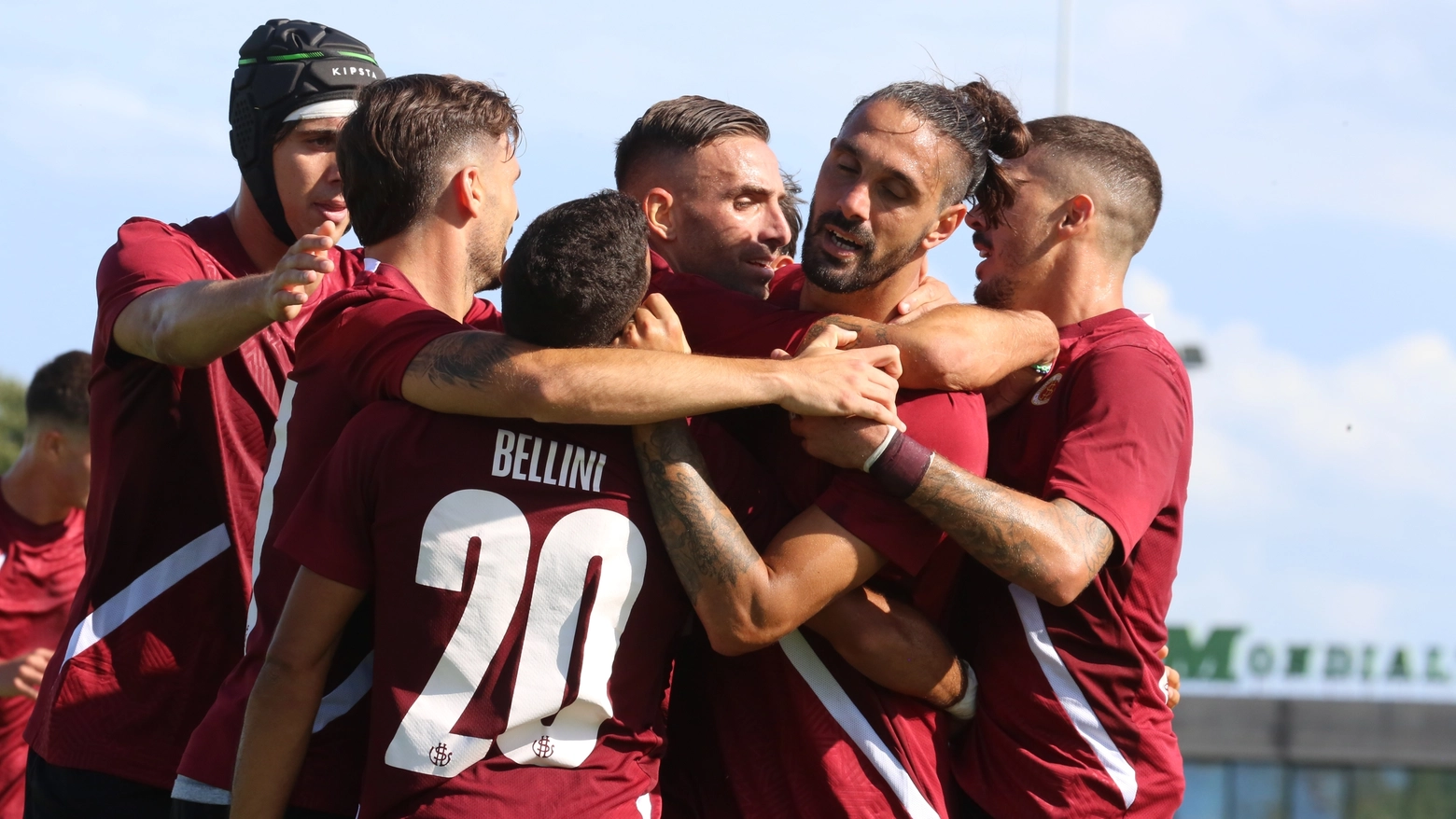 L'esultanza dei giocatori del Livorno (Foto Bongianni)