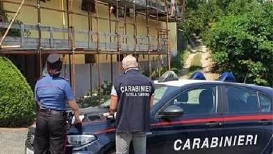 Carabinieri ispezionano un cantiere edile