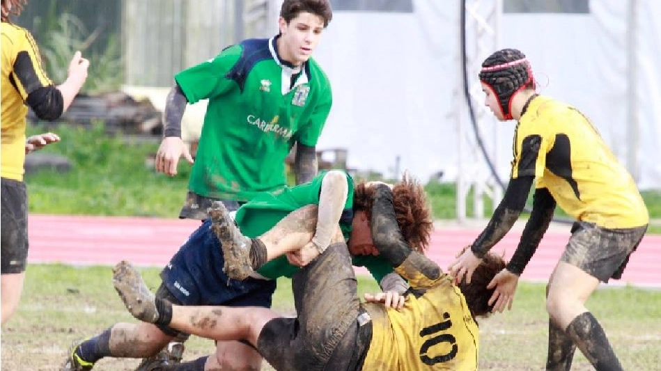 Una fase di una partita di rugby all'Elba