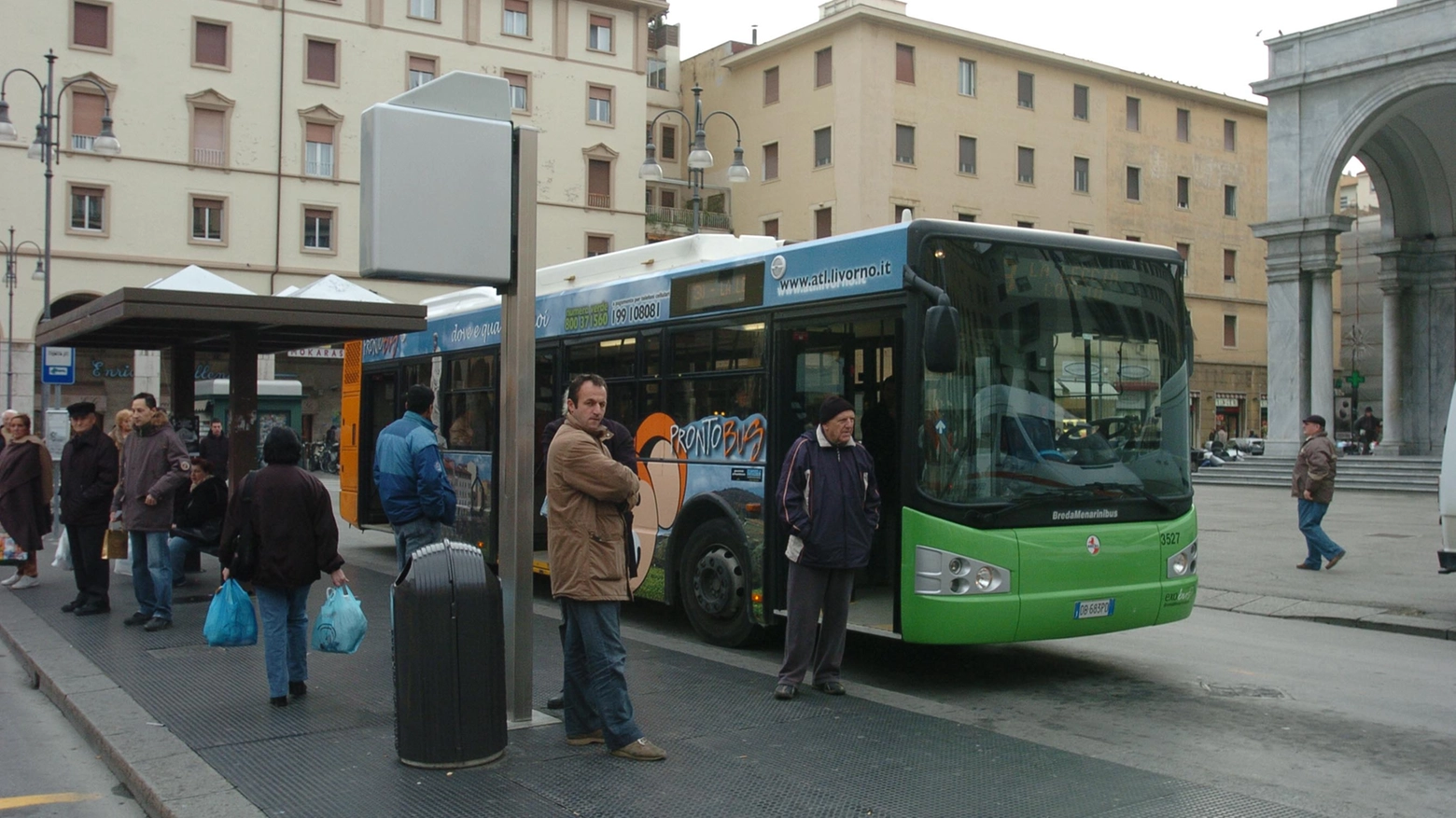 Autobus in piazza Grande (Foto Novi)