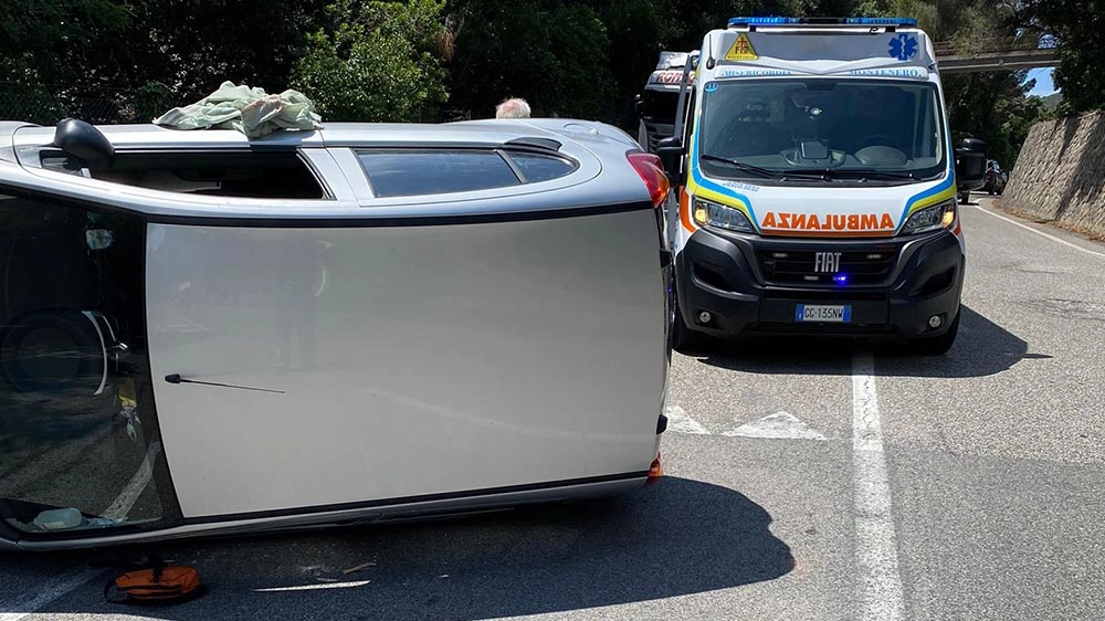 Livorno, incidente sul Romito: auto ribaltata, una persona in ospedale