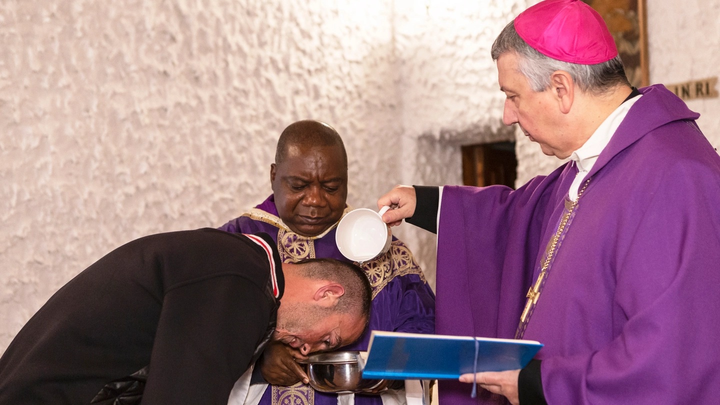 Nella foto di Campolettano il vescovo Giusti battezza Armando Ndoj