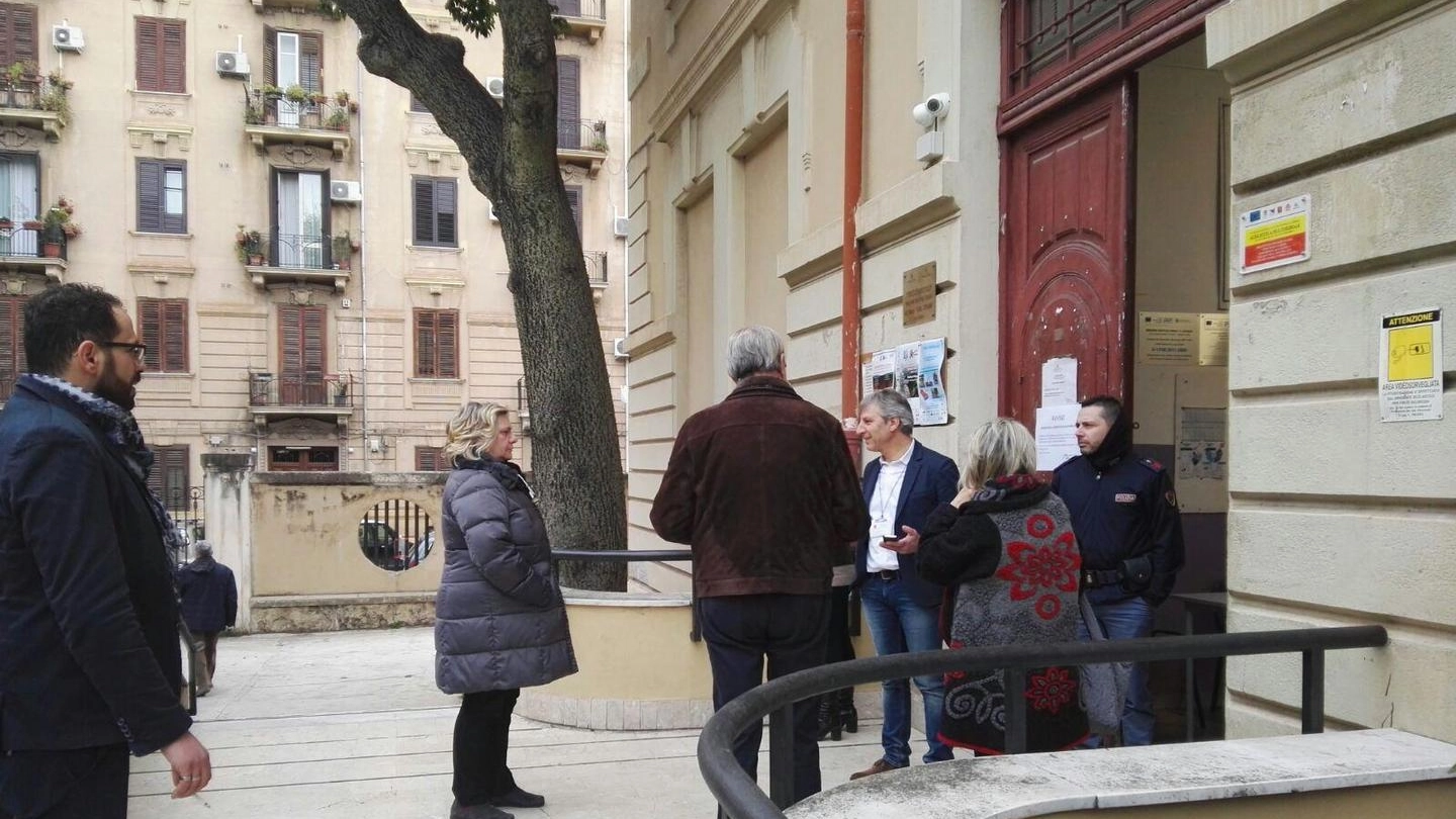 Palermo, code davanti ai seggi per l'apertura in ritardo (Ansa)