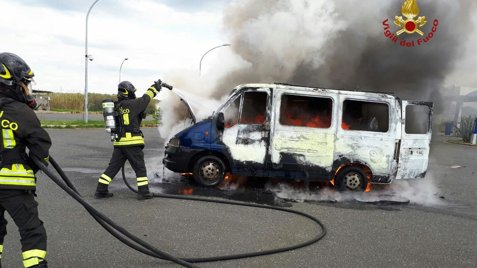 Minibus distrutto dalle fiamme (foto Vigili del Fuoco)