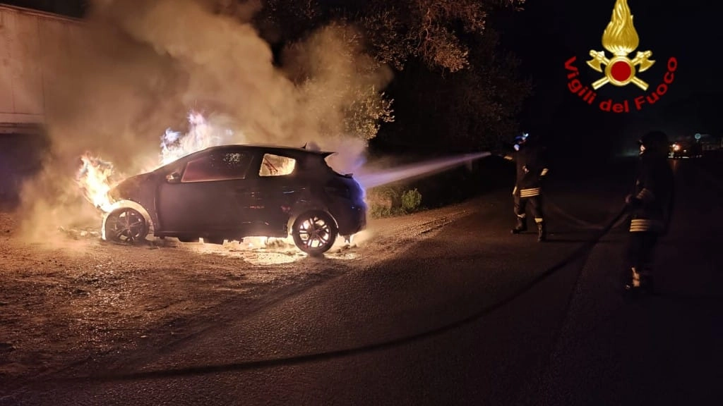 L'auto andata a fuoco