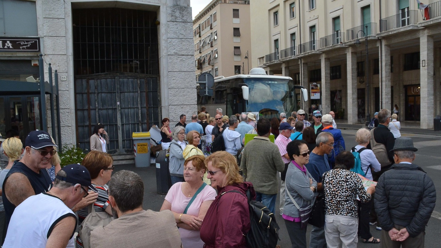 I turisti in piazza Civica attendono i pullman (Foto Lanari)