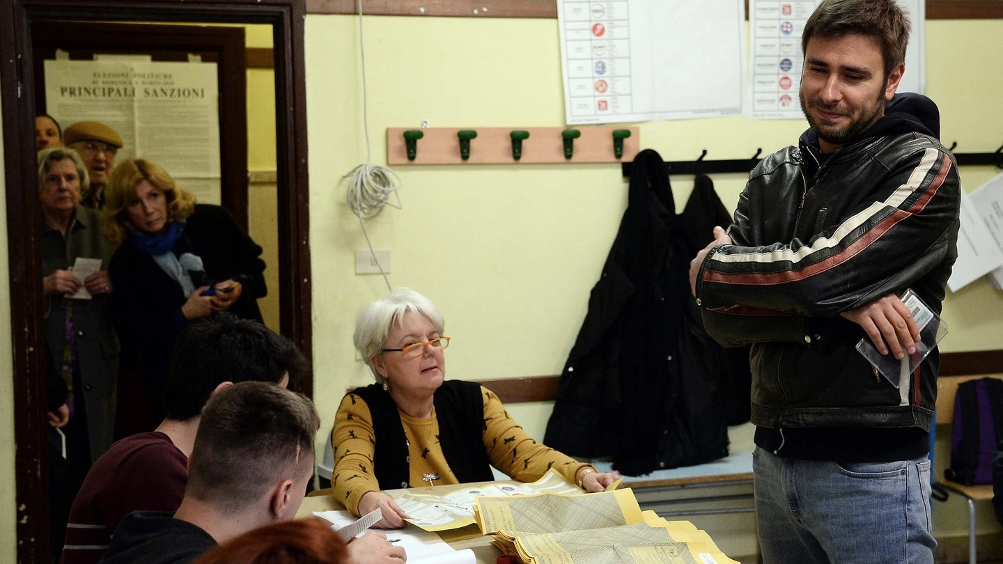 Alessandro Di Battista al seggio elettorale 'giusto' di via Vallombrosa (Lapresse)