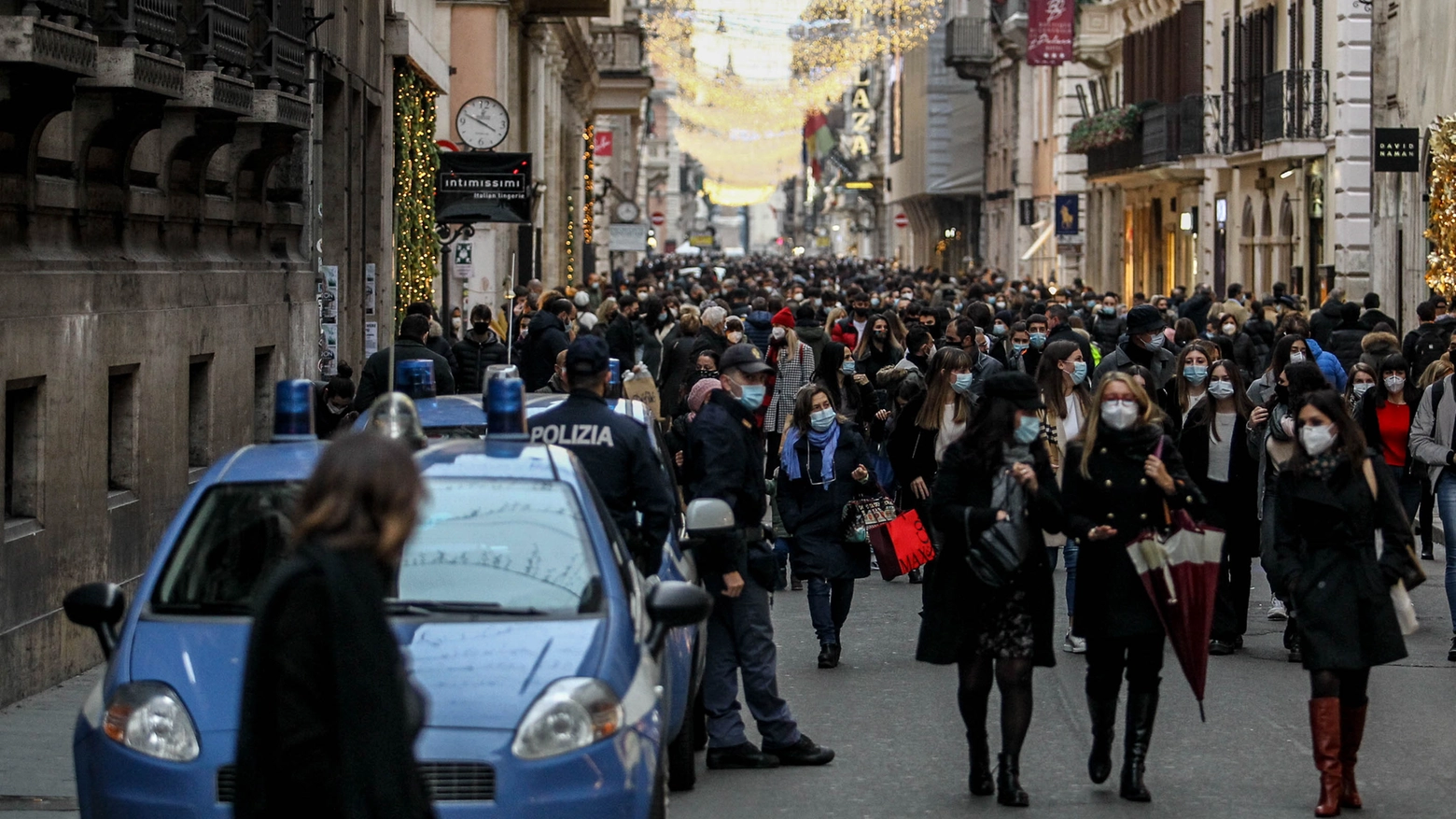 Shopping natalizio, ieri, nelle vie del centro di Roma: una pattuglia della polizia vigila