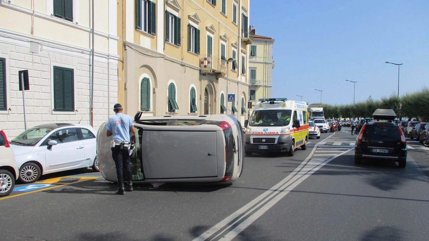 L'auto ribaltata sul viale Italia (Foto Novi)