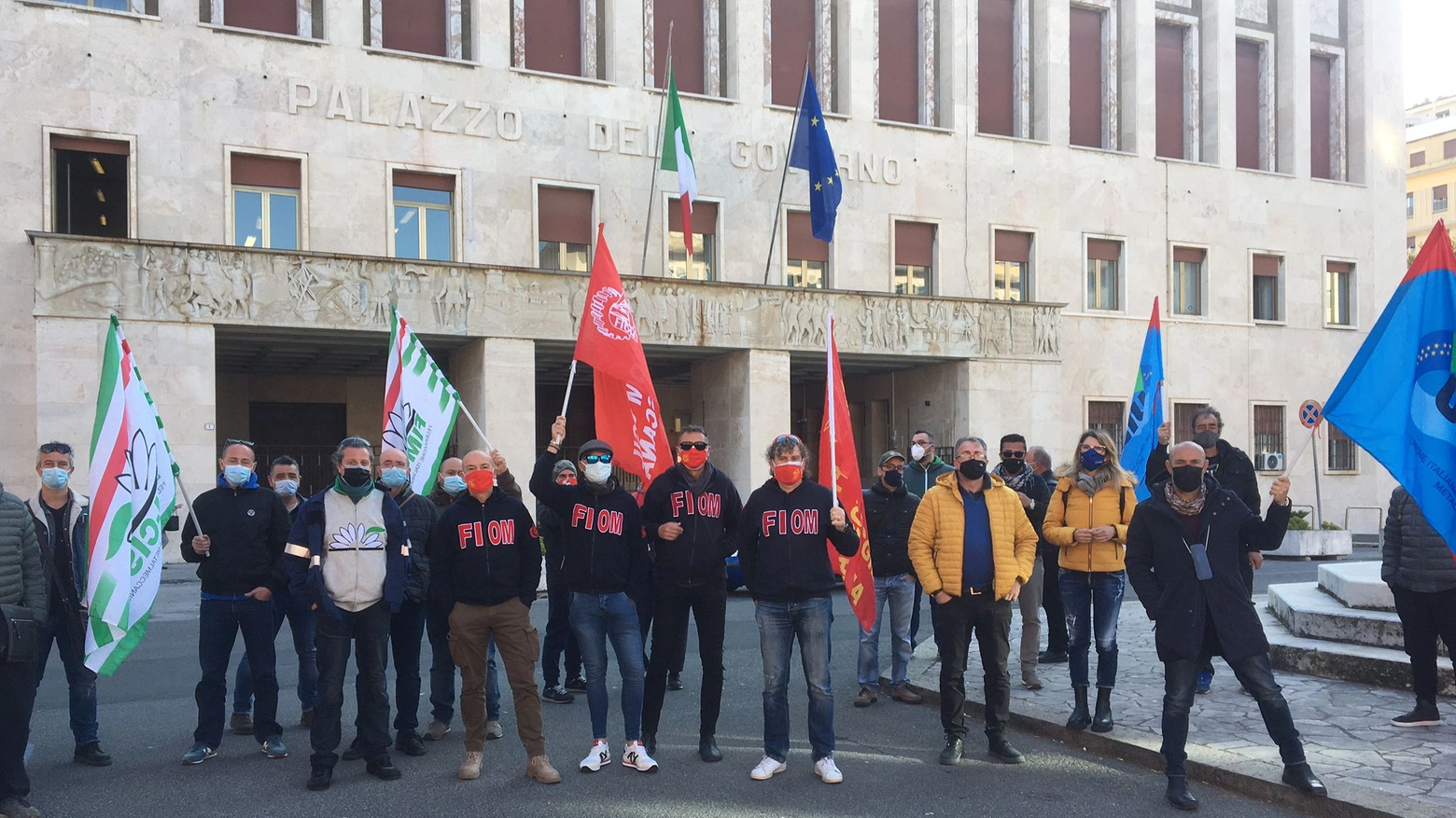 La delegazione sindacale Jsw davanti alla Prefettura di Livorno