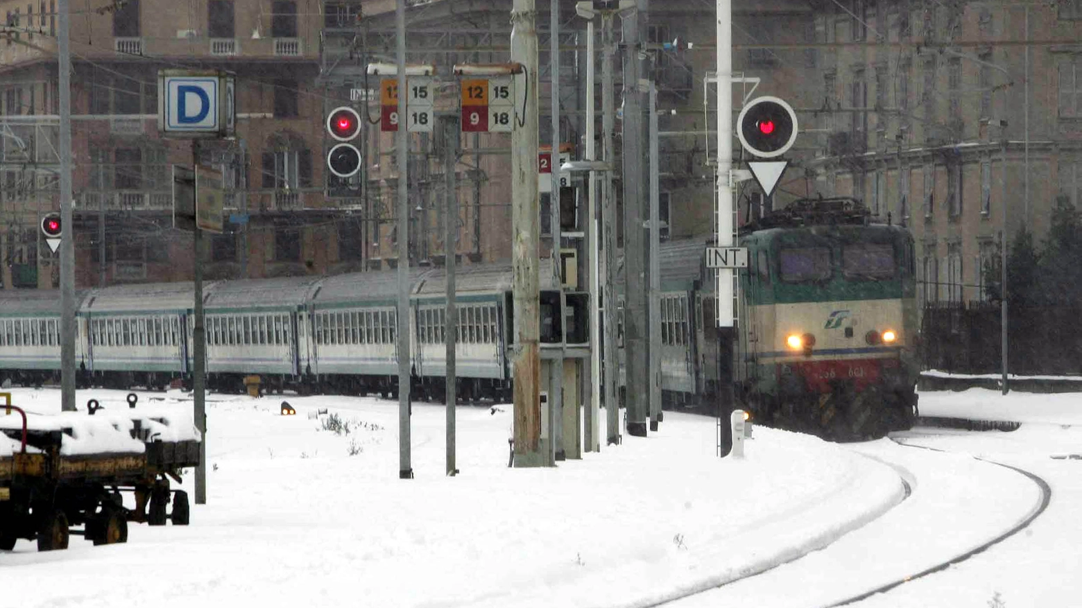 Treno nella neve, foto generica (Ansa)