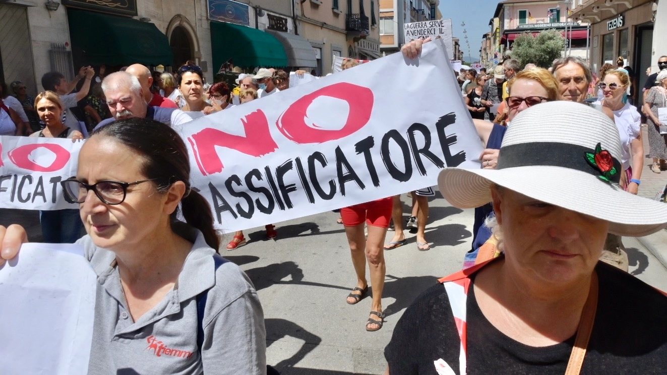 Manifestazione contro la volontà di costruire il rigassificatore a Piombino (archivio)