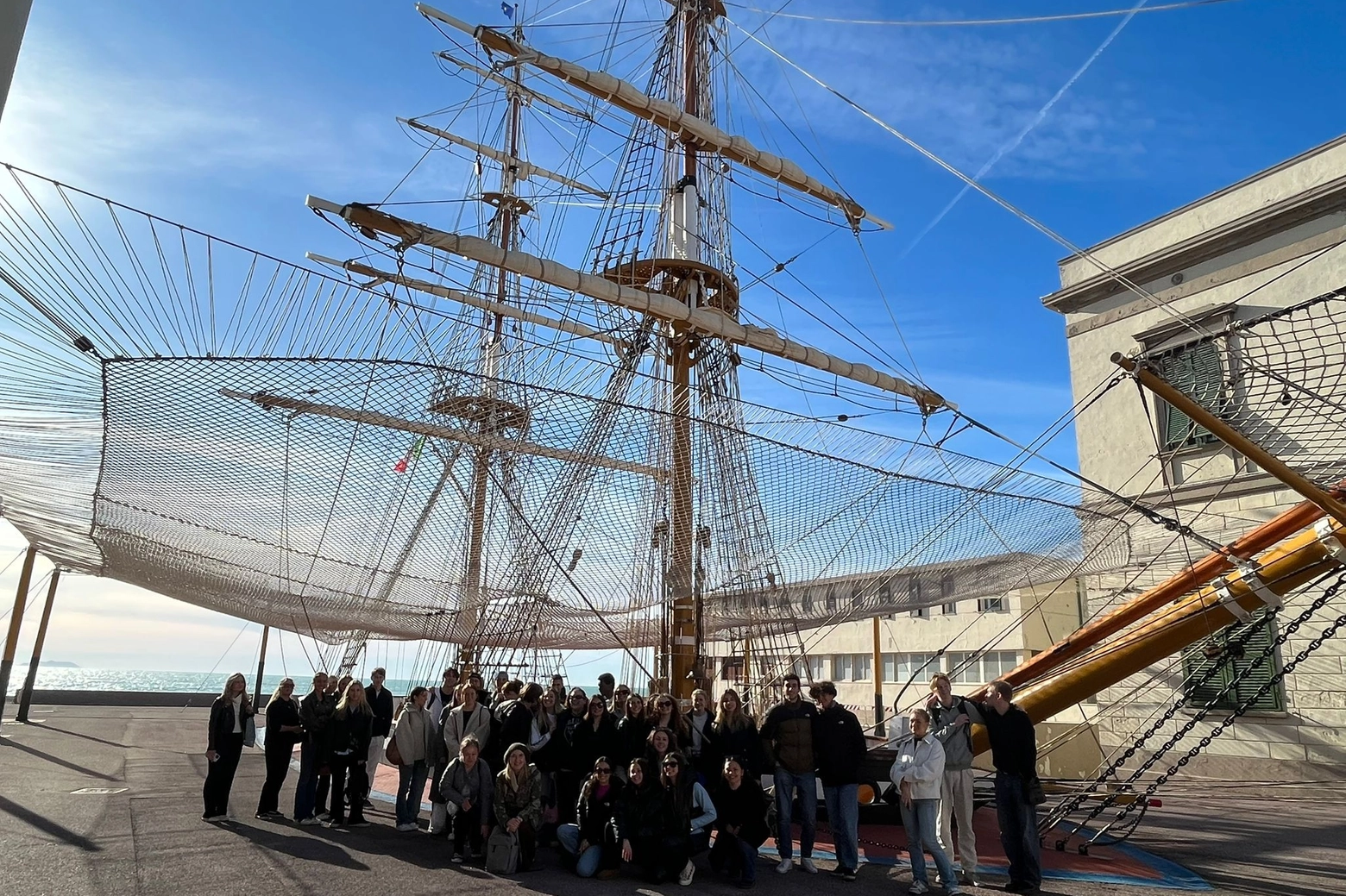 Gli studenti del Cecioni e gli studenti svedesi in visita all'Accademia Navale