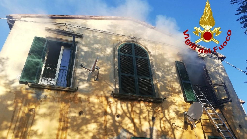 La casa dove è scoppiato l'incendio (foto: vigili del fuoco)