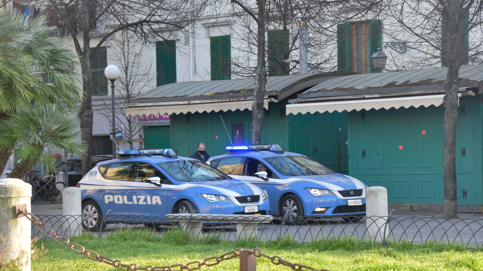 Volanti della polizia in piazza Garibaldi (Foto Novi)