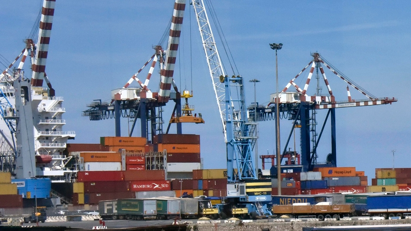Una panoramica del porto di Livorno, da giorni al centro di uno scontro tra compagnie