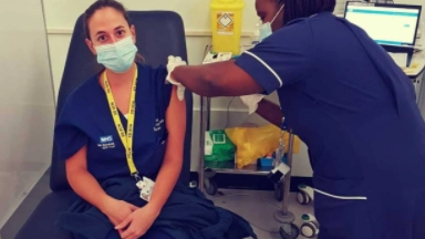 Elena Baraldi, 30 anni, è la prima italiana vaccinata contro il Covid (in Inghilterra)