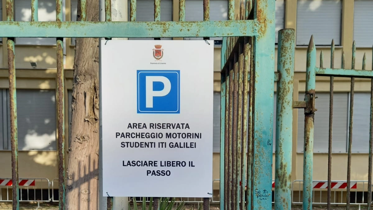 Il cartello per il parcheggio all'Iti Galilei