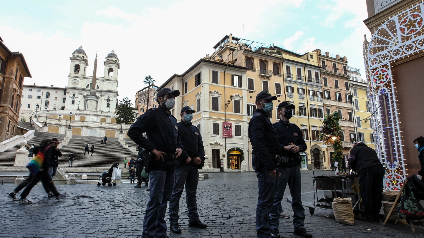 Roma, controlli della polizia nelle vie dello shopping in zona piazza di Spagna (Ansa)