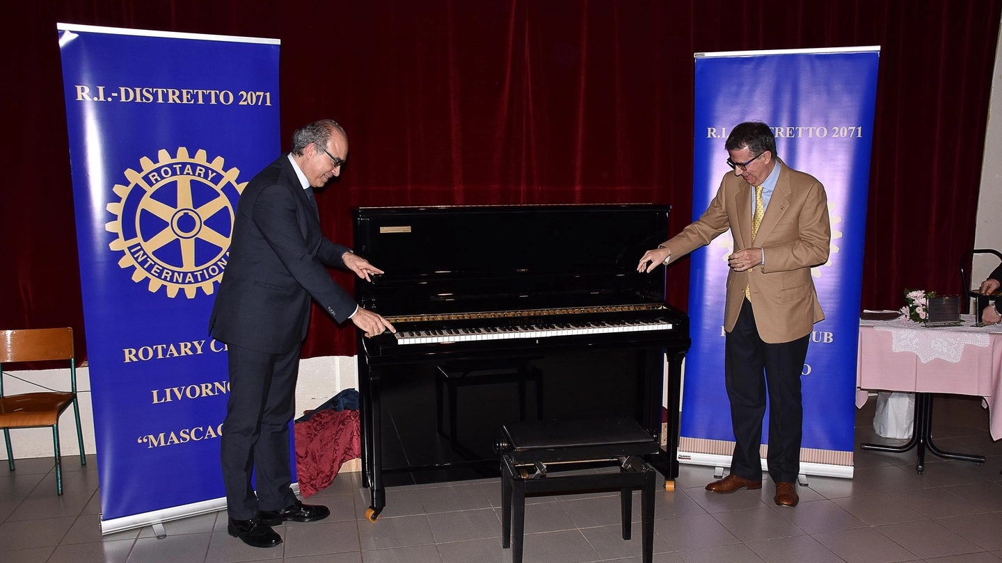 Il nuovo pianoforte della "Guido Monaco" consegnato dai Rotary livornesi
