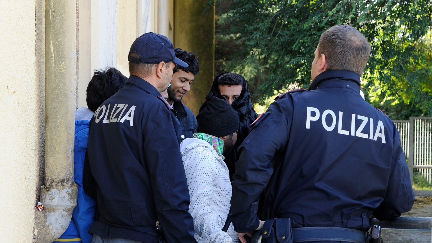 La polizia con alcuni migranti (Foto di repertorio)