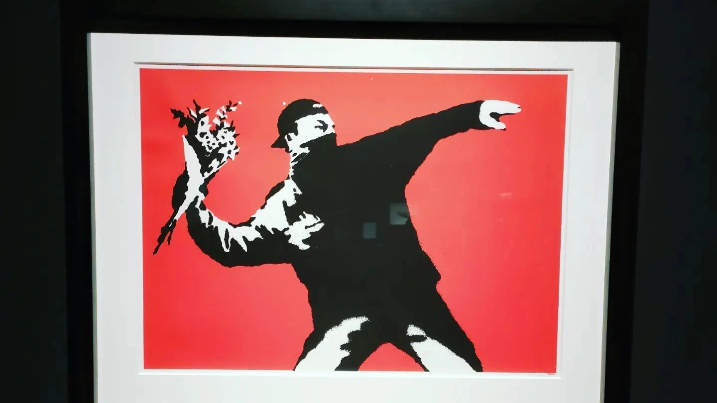 ’Il lanciatore di fiori’, una delle opere di Banksy in mostra a Livorno